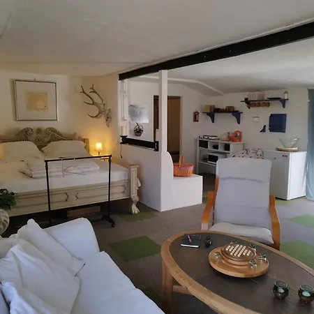 Forfatterhuset 2 Personer Inkl Morgenmad Og Adgang Til 6 Svommehaller *