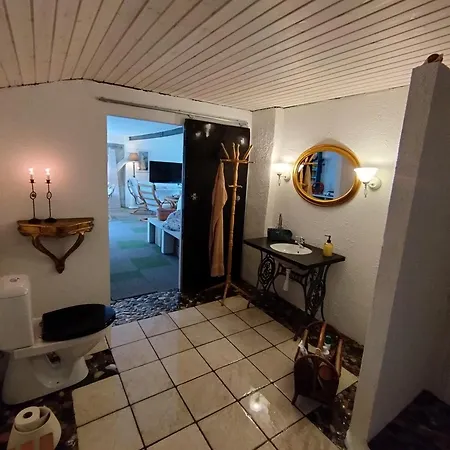 Forfatterhuset Pris For 2 Personer Inkl Morgenkomplet Og Adgang Til 6 Svommehaller * Norre Nebel