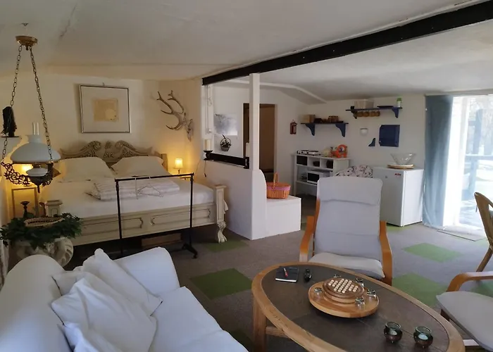 Forfatterhuset 2 Personer Inkl Morgenmad Og Adgang Til 6 Svommehaller *